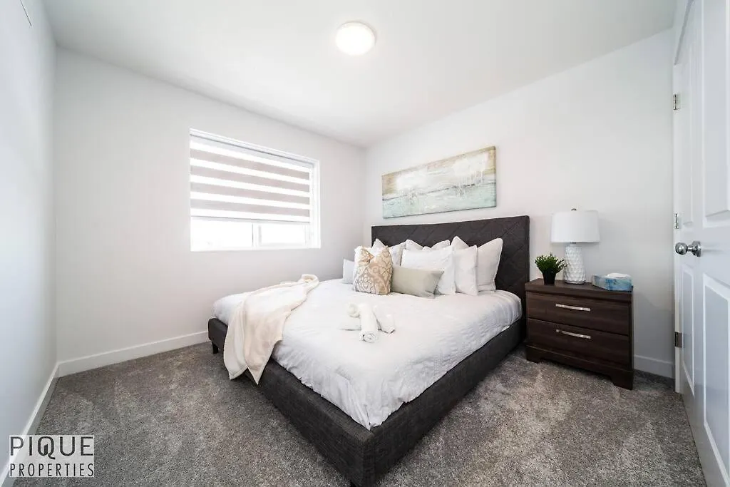 *New*Chic Modern Home*King Bed*Foosball*Sleeps 8! Edmonton Holiday home